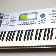 Yamaha  MOTIF ES 6 (61 keys synthesizer)
